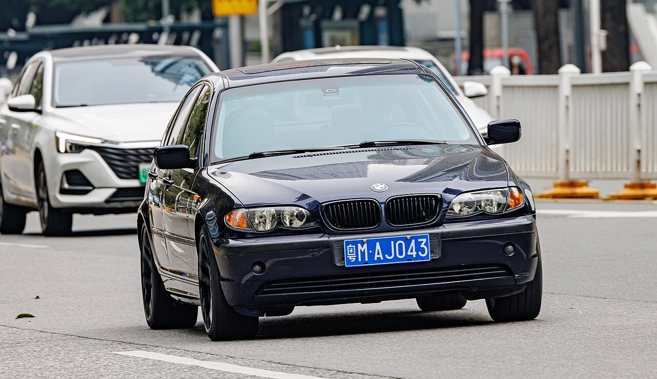 BMW 3 Series 325i ảnh 2