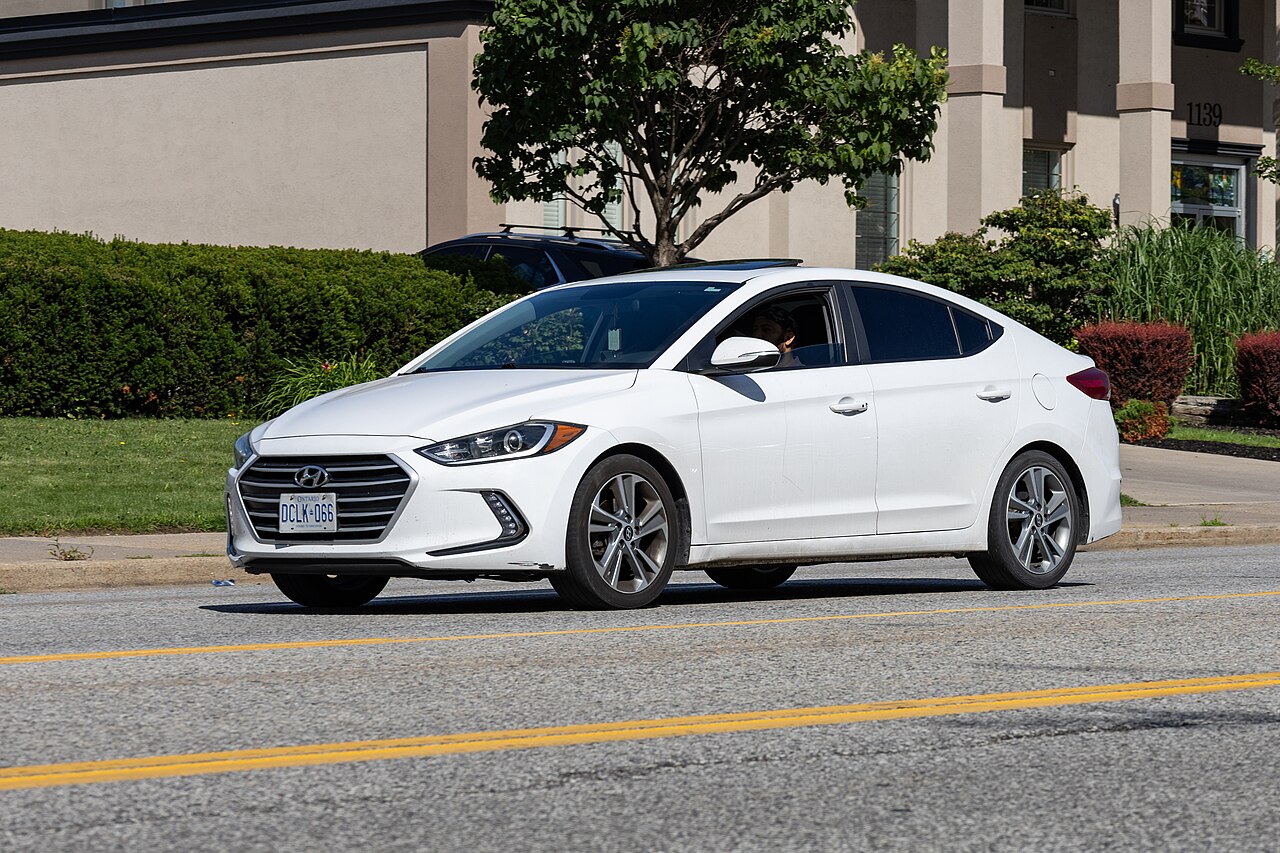 Hyundai Elantra 1.6 AT