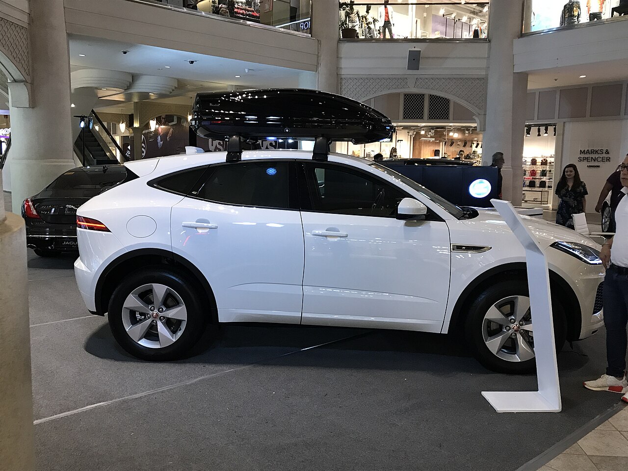 Jaguar E-Pace R-Dynamic P250 AWD ảnh 2