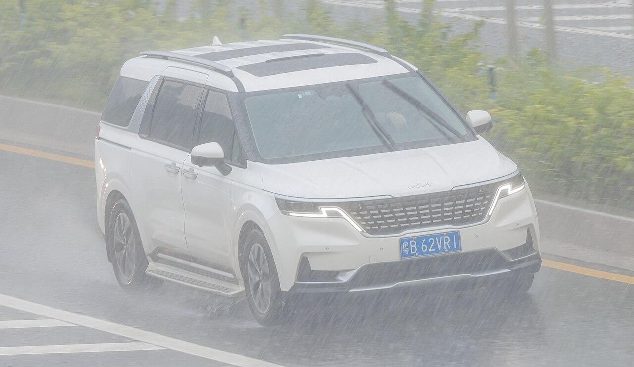 Kia Carnival Premium 2.2D 8S ảnh 3