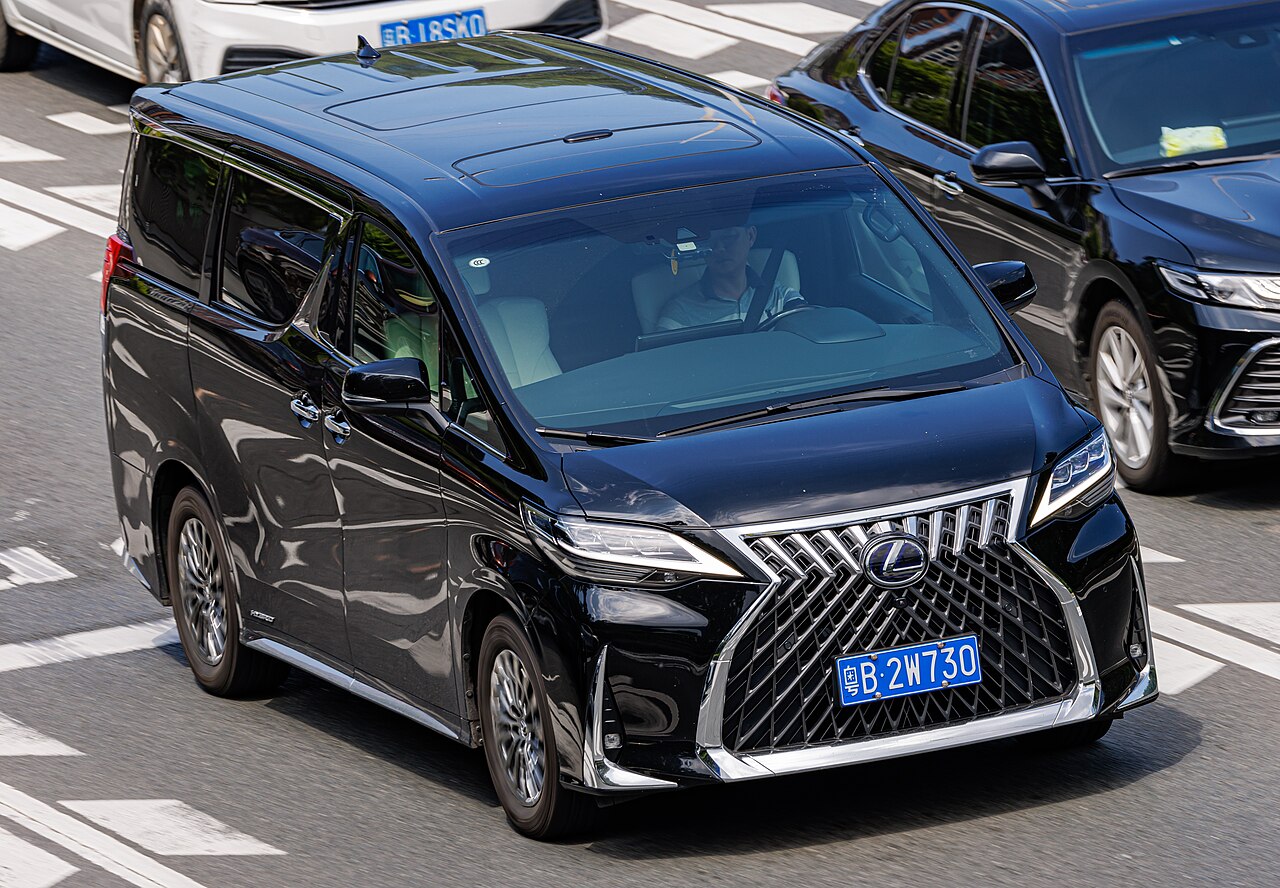 Lexus LM 300h