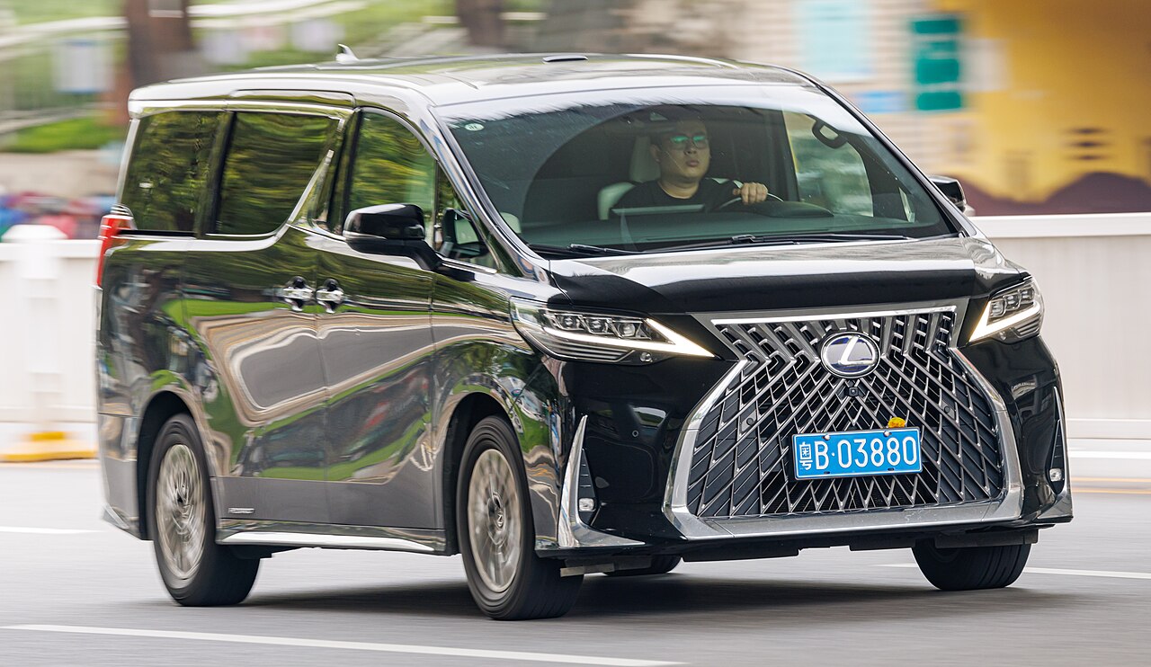 Lexus LM 300h ảnh 2