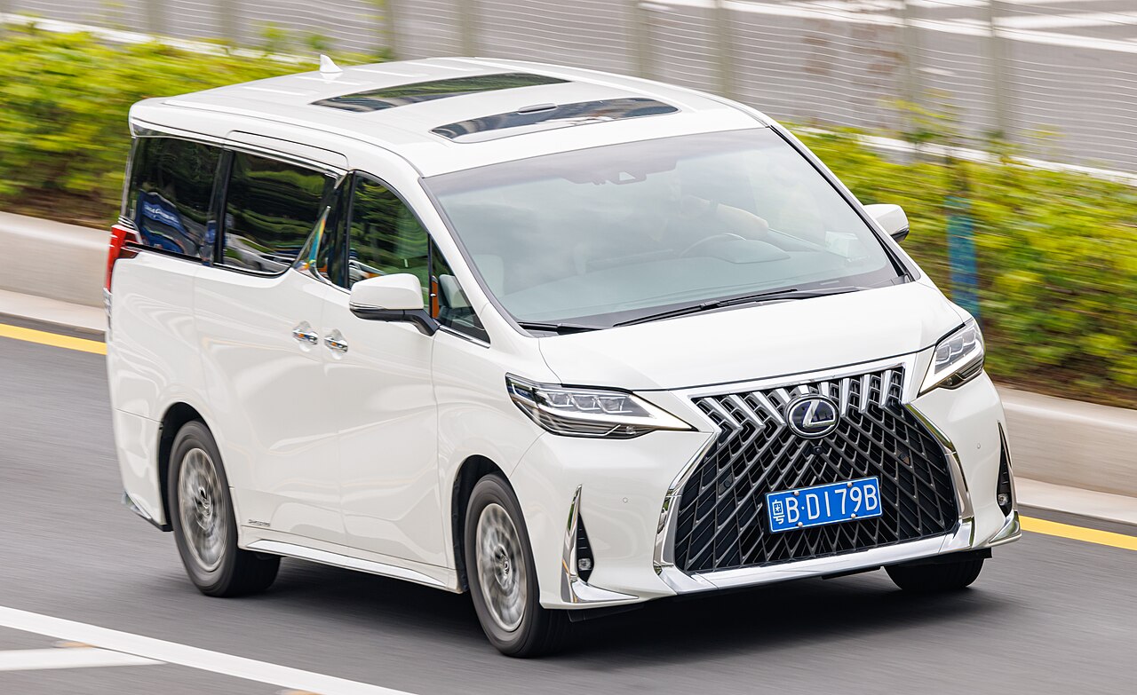 Lexus LM 300h ảnh 3