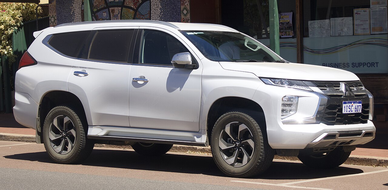 Mitsubishi Pajero Sport 2.4D 4x2 AT ảnh 2