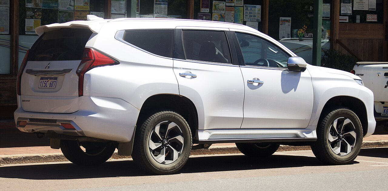 Mitsubishi Pajero Sport 2.4D 4x2 AT ảnh 3
