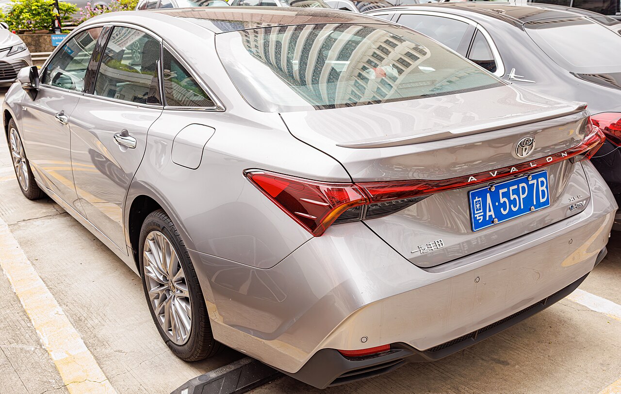 Toyota Avalon Limited Hybrid