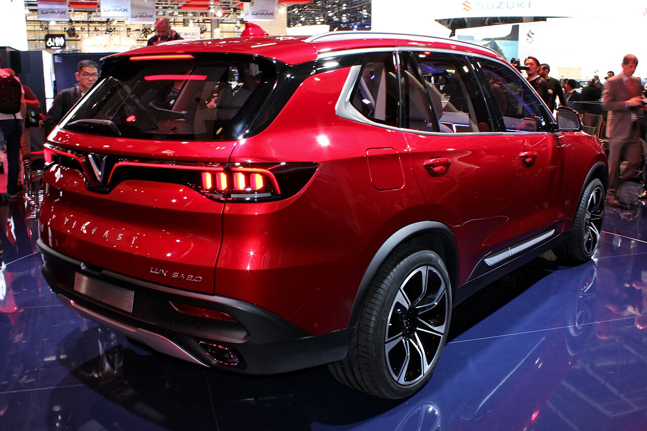 VinFast Lux SA 2.0 Base 2.0 AT